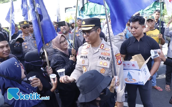 Kapolres Situbondo Bagikan Air Mineral saat Aksi Damai Buruh