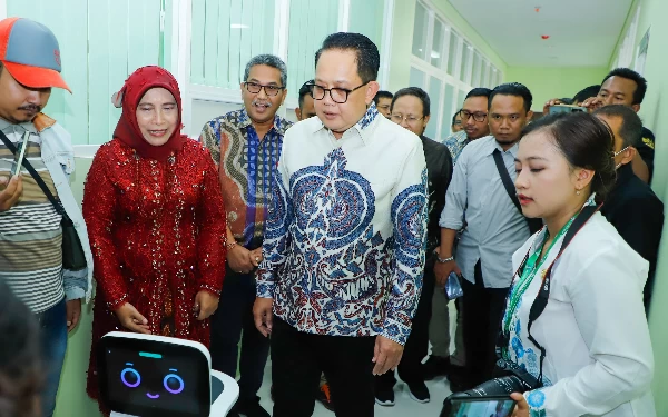 Foto Pj Gubernur Jatim Adhy Karyono melihat beberapa alat yang dimiliki RSUD Husada Prima, Surabaya. Rabu (1/5/2024). (Foto: Khaesar/Ketik.co.id)