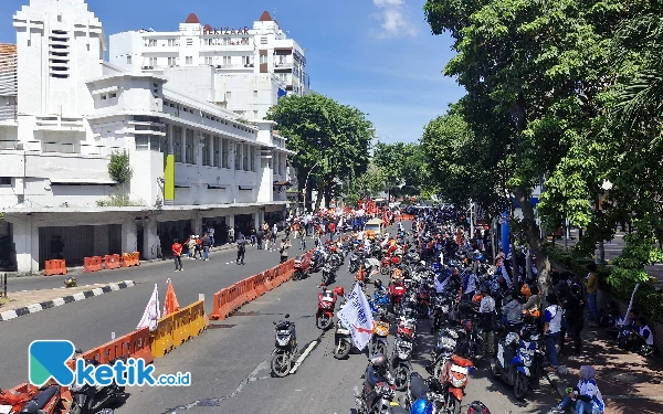 Foto Blokade buruh di Jalan Basuki Rahmat Surabaya. (Foto: Shinta Miranda/Ketik.co.id)