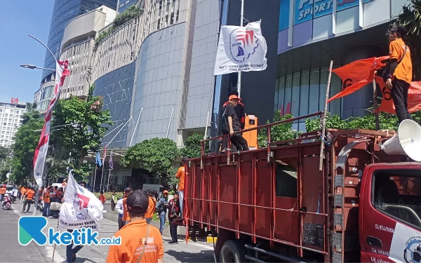 Tuntut Hak Pesangon, Buruh Blokade Jalan Basuki Rahmat Surabaya