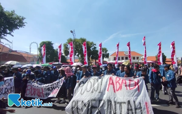 Foto Aliansi Bara Api saat ada di Depan Gedung Grahadi di Hari Buruh 2024 (Foto: Shinta Miranda/Ketik.co.id)