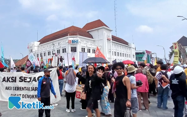 Foto Para peserta aksi di Titik Nol Yogyakarta. (Foto: Via/Ketik.co.id)