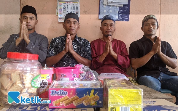 Foto Mukhlisin Halaudin (berkoko merah) berpose bersama dengan rekan perantauan di Malaysia saat momen Idulfitri lalu. (Foto: Mukhlisin for Ketik.co.id)