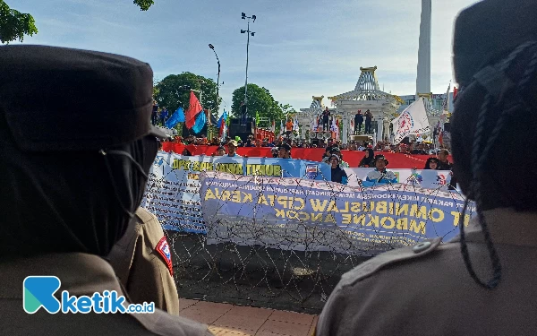 Foto Polwan menjaga aksi demo di kantor Gubernur Jatim di Jalan Pahlawan, Rabu (1/5/2024). (Foto: Khaesar/Ketik.co.id)