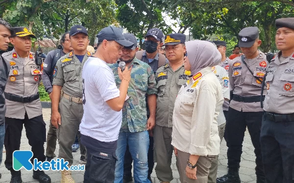 Foto Kasat Pol PP Sleman (jilbab) lakukan negosiasi dengan Dani (kaos putih)  salahsatu koordinator aksi. (Foto: Fajar Rianto/Ketik.co.id)