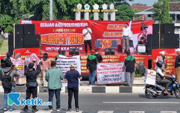 Foto Para aktifis saat menyampaikan aspirasi di jalur lambat timur lapangan Denggung, Sleman. (Foto: Abdul Aziz/Ketik.co.id)