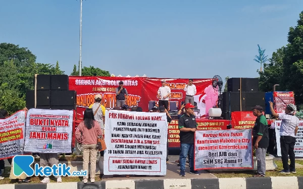 Foto Truk trailer tronton sepanjang 16 meter yang digunakan sebagai mobil komando dipenuhi atribut aksi.  (Foto: Fajar Rianto/Ketik.co.id)