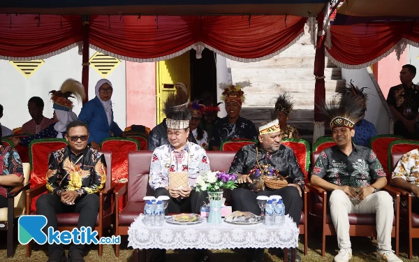 Foto Bupati Freddy Thie dan pimpinan OPD saat mengikuti upacara hari pendidikan nasional di stadion Triton Kaimana (foto Humas Pemkab Kaimana/Ketik.co/id)