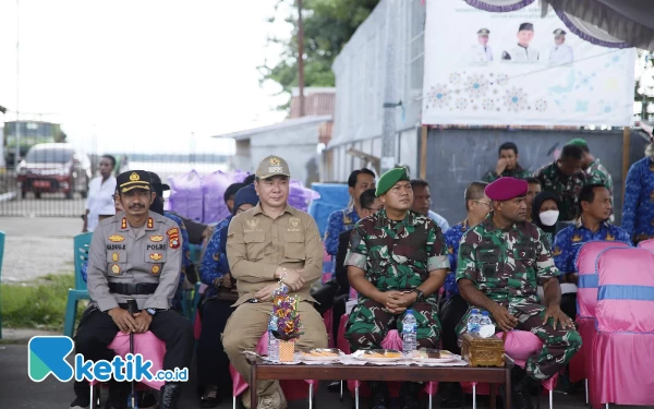 Foto Bupati Freddy Thie saat menghadiri peringatan kembalinya Irian Barat ke pangkuan NKRI di tugu pepera di Kaimana (foto Humas Pemkab Kaimana/Ketik.co.id)