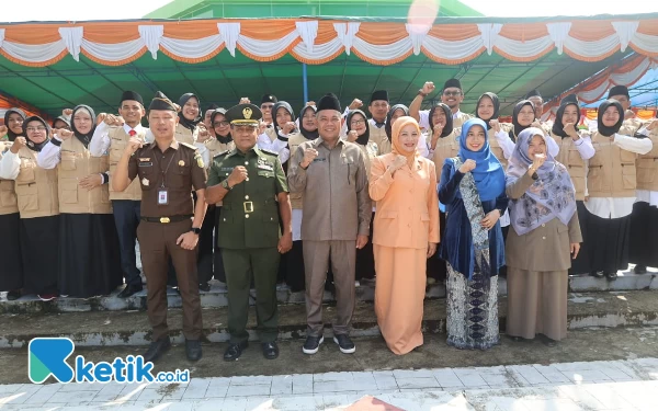 Foto Foto bersama Sekda, Ketua PKK Halsel, Kadisdik, Tamu undangan, dan 45 Guru penggerak yang di kukuhkan. (Foto Mursal Bahtiar)