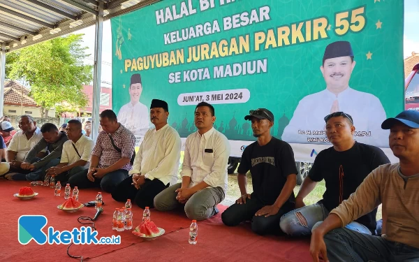 Foto Keluarga Besar Paguyuban Juragan Parkir 55 milik Cak Kia deklarasi dukungan untuk Maidi maju kembali Wali Kota Madiun. (Foto: Naufal/Ketik.co.id)