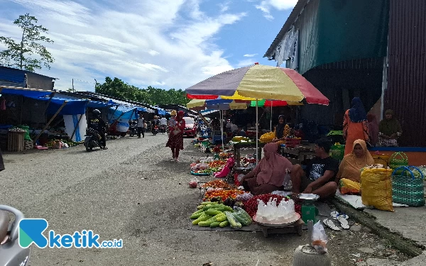 Thumbnail Pedagang Kaki Lima (PKL) di pasar Labuha yang tidak kebagian tempat berjualan harus rela berpanas-panasan. Para PKL memanfaatkan halaman depan toko Sembako untuk berjualan. (Foto Mursal Bahtiar/Ketik.co.id) Jum'at, (3/5/2024)