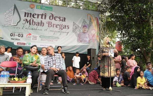 Foto Bupati Sleman Kustini Sri Purnomo saat hadir memberikan sambutan dalam acara Kirab Budaya dalam rangka Merti Desa ‘Mbah Bregas’. (Foto: Humas Pemkab Sleman/Ketik.co.id)