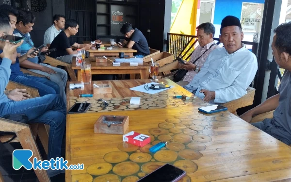 Foto Mashuri  (Baju putih) Humas M3B saat pres rilis di salah satu cafe di bangkalan. (05/05/2024) (Foto. Ismail Hs/Ketik.co.id)