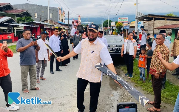 Foto Bassam Kasuba menari Cakalele di depan Kantor DPC Gerindra (Foto Mursal Bahtiar)