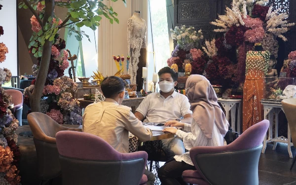 Foto Pasangan calon pengantin berkonsultasi di salah satu booth pada acara pameran pernikahan di Grand Mercure Malang Mirama (Foto: GMMM)