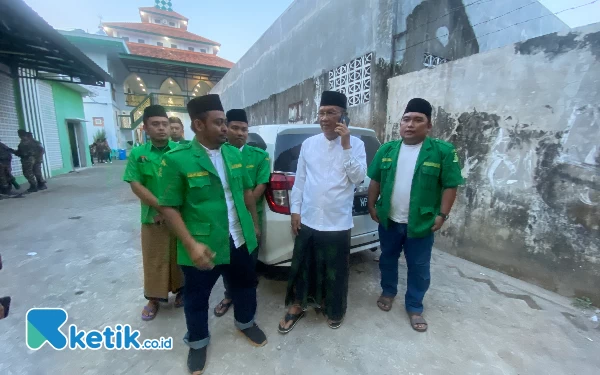 Foto Ketua GP Anshor Bondowoso, Luluk Haryadi (kiri) bersama Ketua DPRD Bondowoso yang sekaligus Ketua DPC PKB Bondowoso, Ahmad Dhafir (baju putih) saat berbincang seusai peringatan Harlah Anshor di halaman Graha NU, Minggu (5/5/2024) kemarin (Ari Pangistu/Ketik.co.id)