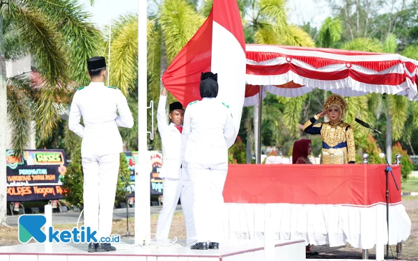 Foto Pengibaran bendera Merah Putih pada peringatan Hardiknas di Nagan Raya. (Cutbang Ampon/Ketik.co.id)