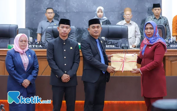 Foto Fitriany Farhas menyerahkan LKPJ dan pertanggungjawaban pelaksanaan APBK kepada pimpinan DPRK. (Teuku Rahmat/Ketik.co.id)