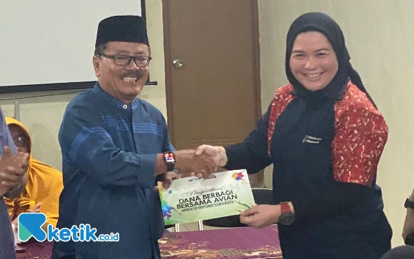 Foto (Kanan) Pengasuh Panti Asuhan Rif’atus Sholihah dan Manager Marketing Avian Novia Triani. (Foto: Shinta Miranda/Ketik.co.id)