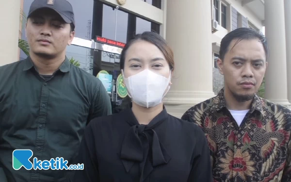 Foto Ayu Istri Kompol Hendi bersama Kuasa Hukum , (7/5/2024). (Foto: Andriego/Ketik.co.id)