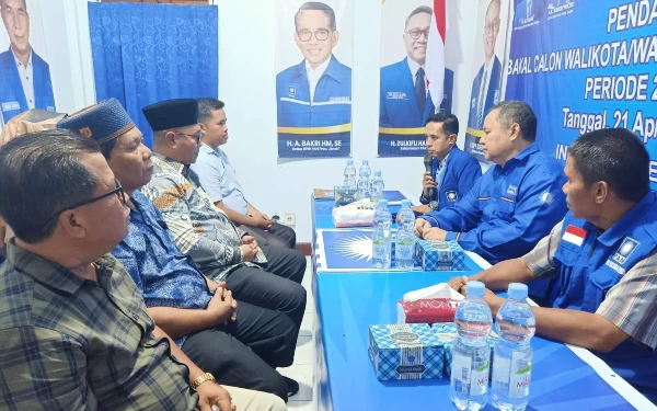 Foto Tampak Alfin saat menyerahkan Formulir Calon Walikota Sungaipenuh ke DPD PAN Sungaipenuh