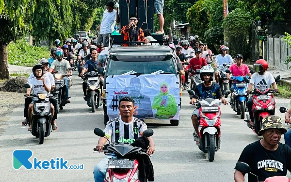 Foto Ribuan masa simpatisan Hj Eka Dahliani padati Jalan