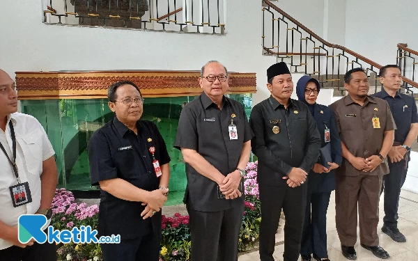 Foto Pj Sekdaprov Jatim Bobby Soemiarsono bersama Subandi berfoto bersama, Rabu (8/5/2024). (Foto: Khaesar/Ketik.co.id)