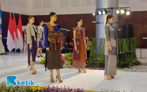 Foto Para model saat memperagakan busana batik jarya pengrajin Jawa Timur. (Foto: Husni Habib)