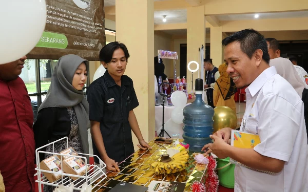 Foto Surateno, Wadir Bidang Akademik Polije meninjau display produk metode pembelajaran Project Based Learning (8/5/2024) (Foto: Humas Polije)