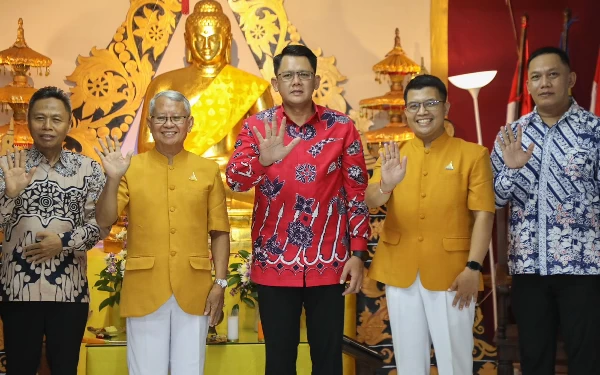 Foto Ketua Vihara Karangdjati Totok Tejamano (no. 2 dari kiri) dan para sesepuh Umat Budha di Sleman bersama Wabup Sleman Danang Maharsa. (Foto: Humas Pemkab Sleman/Ketik.co.id)