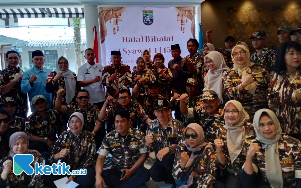 Foto Foto bersama GM FKPPI Kabupaten Malang saat Halal Bihalal di Resto de'Kahoeripan, Kota Malang, Kamis (9/5/2024).(Foto: Sholeh/Ketik.co.id)