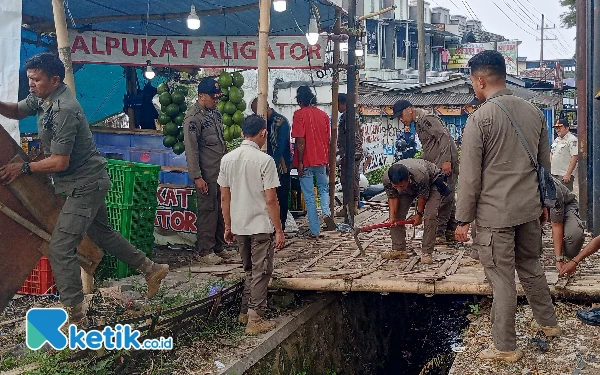 Thumbnail Berita - Satpol PP Kota Batu Tertibkan PKL Pelanggar Perda