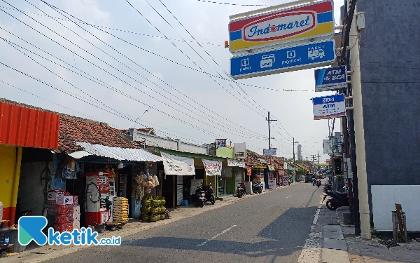 Foto Meskipun berada didepan minimarket, warung madura tetap berdiri dan siap bersaing, Kamis (9/5/2024). (Foto: Khaesar/Ketik.co.id)