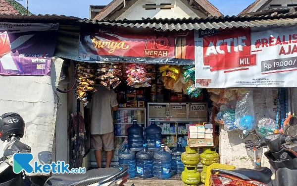 Foto Lengkap menjadi salah satu alasan pelanggan membeli di warung madura, Kamis (9/5/2024). (Foto: Khaesar/Ketik.co.id)