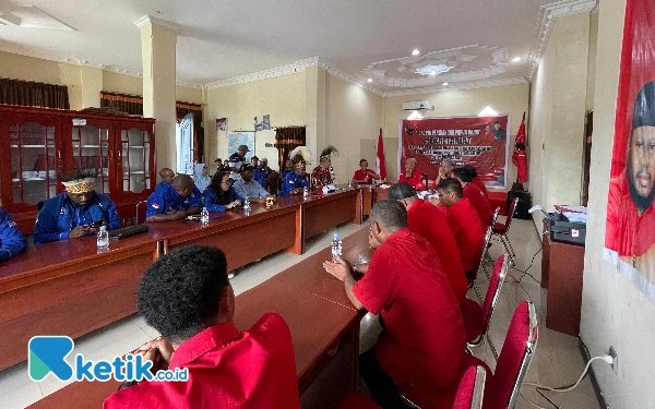 Foto DPD PDIP Papua Barat saat menerima bakal calon bupati Freddy Thie Manokwari (foto Freddy Thie/Ketik.co.id)