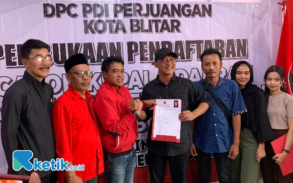 Thumbnail Mantan Aktivis Kembalikan Formulir Pendaftaran Bakal Calon Wali Kota Blitar Melalui PDIP