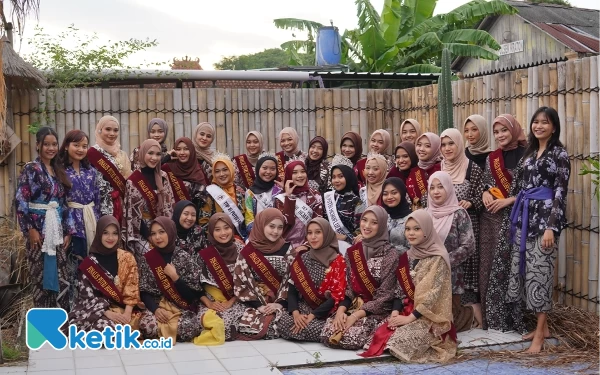 Foto Para finalis top 25 Putri HijabFluencer DIY 2024 didampingi Putri HijabFluencer DIY 2023 saat Karantina Offline di Remen Jawi Yogyakarta. (Foto: Dok Putri Prihartini/Ketik.co.id)