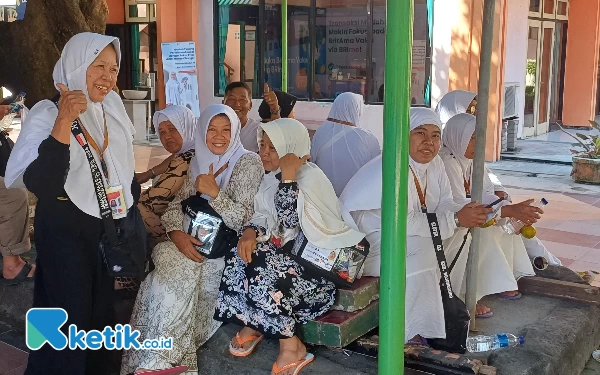 Foto Calon Jemaah Haji (CJH) dari Bojonegoro tampak santai di Asrama Haji sebelum besok pagi berangkat, Sabtu (11/5/2024). (Foto: Khaesar/Ketik.co.id)