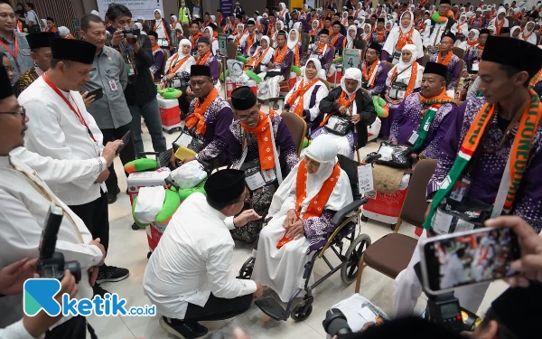 Foto Pj Gubernur Jatim Adhy Karyono berkomunikasi dengan jemaah haji dari Bojonegoro, Sabtu (11/5/2024). (Foto: Khaesar/Ketik.co.id)