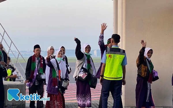 371 Jemaah Haji Kloter Pertama Asal Bojonegoro Berangkat dari Bandara Juanda