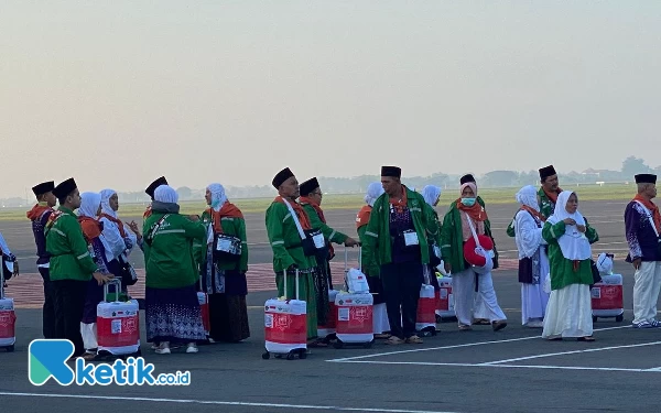 Foto Keberangkatan kloter 3 Jamaah Haji asal Bojonegoro di Bandara Juanda. (Foto: Shinta Miranda/Ketik.co.id)