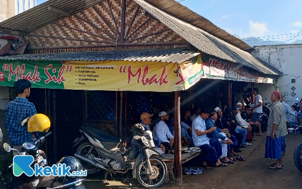 Foto Pengunjung memenuhi Warung Mbak Sih di Desa Ngroto Kecamatan Pujon Kabupaten Malang. (Foto: Sholeh/Ketik.co.id).