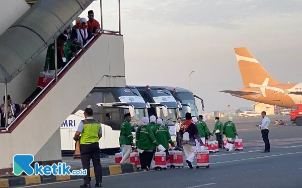 Foto Kloter ketiga yang berangkat dari Bandara Juanda sebelum melalui fast track. (Foto: Shinta Miranda/Ketik.co.id)