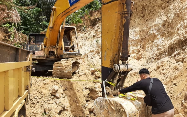 Diduga Penambangan Tanpa Izin, Polres Simeulue Amankan Ekskavator dan Seorang Operator