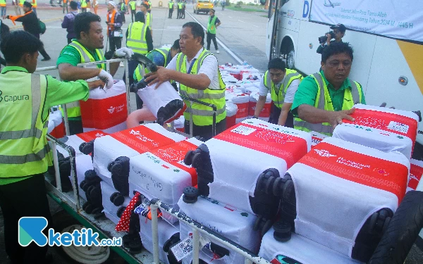 Thumbnail Petugas Bandara Internasional Sultan Mahmud Baddarudin (SMB) II Palembang menyusun koper milik calon jemaah haji untuk dimasukkan ke dalam pesawat, Minggu (12/5/2024). Sebanyak 450 calon jemaah haji kelompok pertama (kloter) pertama yang berasal dari Kabupaten Musi Banyuasin dan Kota Palembang ini diberangkatkan menuju Madina, Arab Saudi untuk menunaikan ibadah haji 2024. (Foto:Wahyu Rahmanto/ketik.co.id).