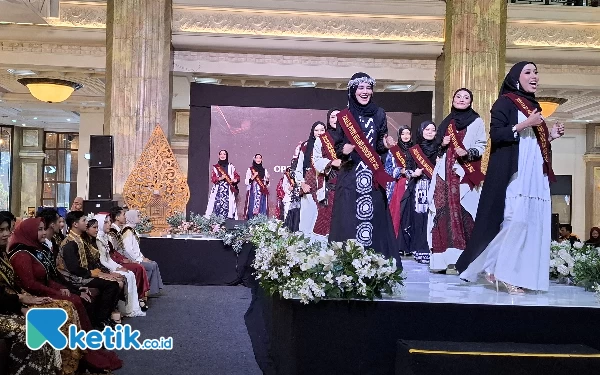 Foto Penampilan 25 finalis Putri Hijabfluencer DIY 2024 di atas catwalk. (Foto: Via/Ketik.co.id)