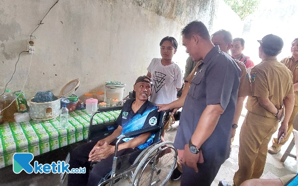 Foto Keluarga Adit saat mendapat bantuan dari pemerintah daerah setempat, Senin (13/5/2024). (foto : Isa/Ketik.co.id).