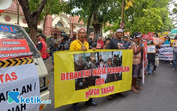 Foto Aksi masa AMPI di PN Surabaya, Senin (13/5/2024). (Foto: Khaesar/Ketik.co.id)