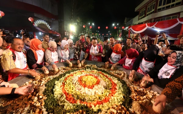 Thumbnail Berita - Bakal Heboh! 108 Komunitas Siap Ikuti Festival Rujak Uleg Surabaya